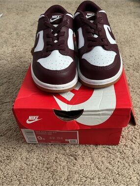 Nike Kids Low-Top Sneakers - White & Burgundy